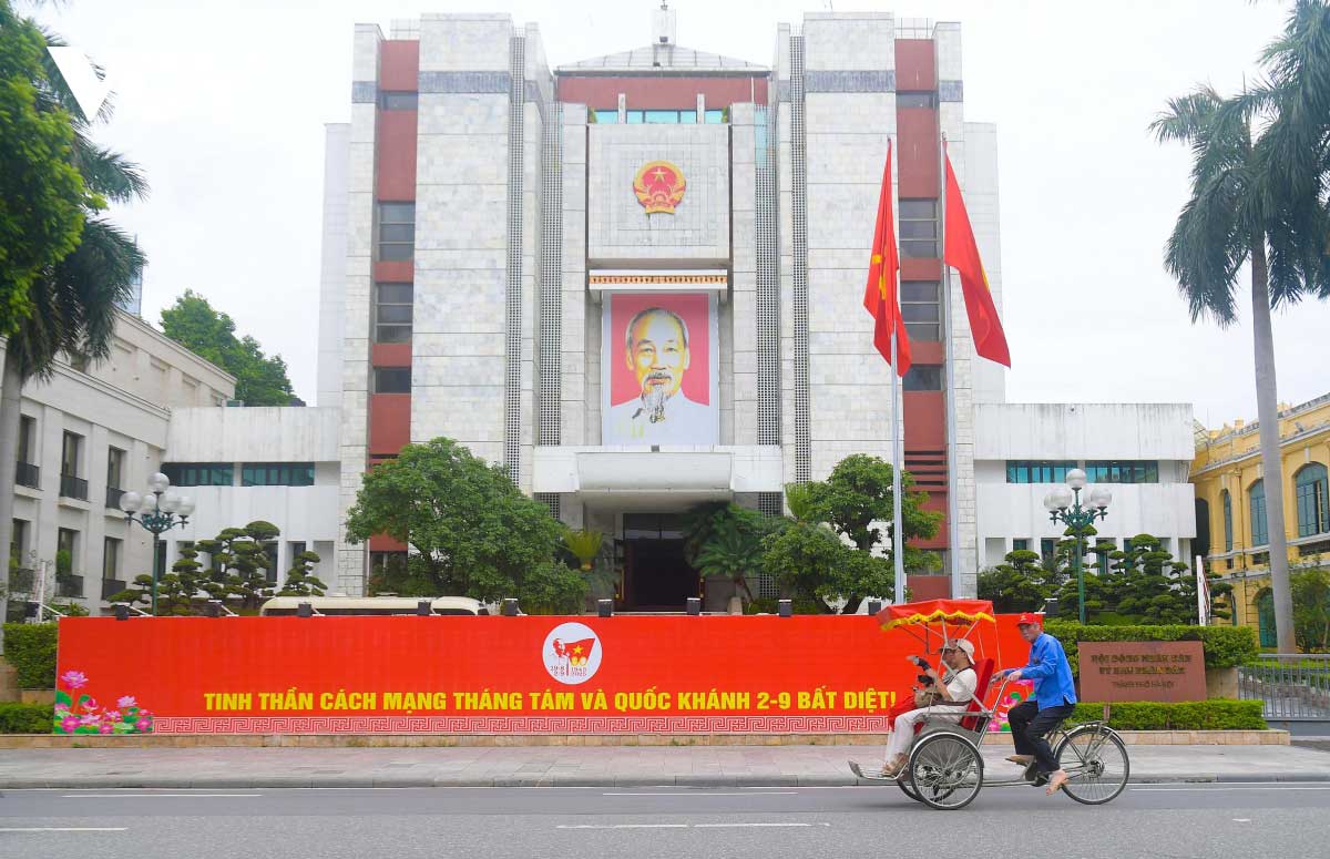 Trên khắp các tuyến phố Hà Nội rợp cờ hoa, băng rôn, áp phích khổ lớn, tạo nên không khí trang nghiêm, hào hùng hướng về Lễ kỷ niệm 80 năm Cách mạng tháng Tám thành công (19/8/1945 – 19/8/2025) và Quốc khánh nước Cộng hòa xã hội chủ nghĩa Việt Nam (2/9/1945 – 2/9/2025).