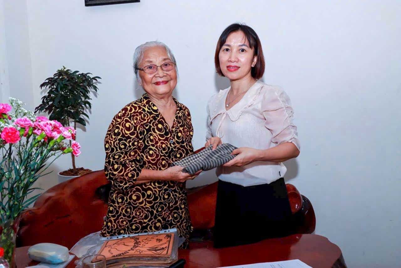 Bà Huỳnh Thiện Kim Tuyến, con gái của Liệt sĩ Huỳnh Thiện Nghệ trao tặng kỷ vật của liệt sĩ cho Bảo tàng Mặt trận Tổ quốc Việt Nam. Ảnh: VGP