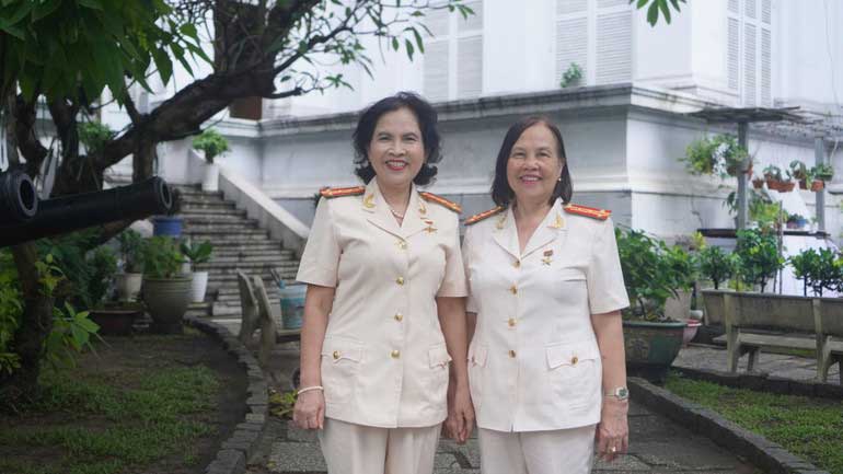 Từ phải sang: Đại tá, Anh hùng Lực lượng vũ trang nhân dân Nguyễn Thị Minh Hiền (Phan Thị Hồng Châu) và Đại tá, Anh hùng Lực lượng vũ trang nhân dân Phan Thị Ngọc Tươi. (Ảnh: THẾ ANH)