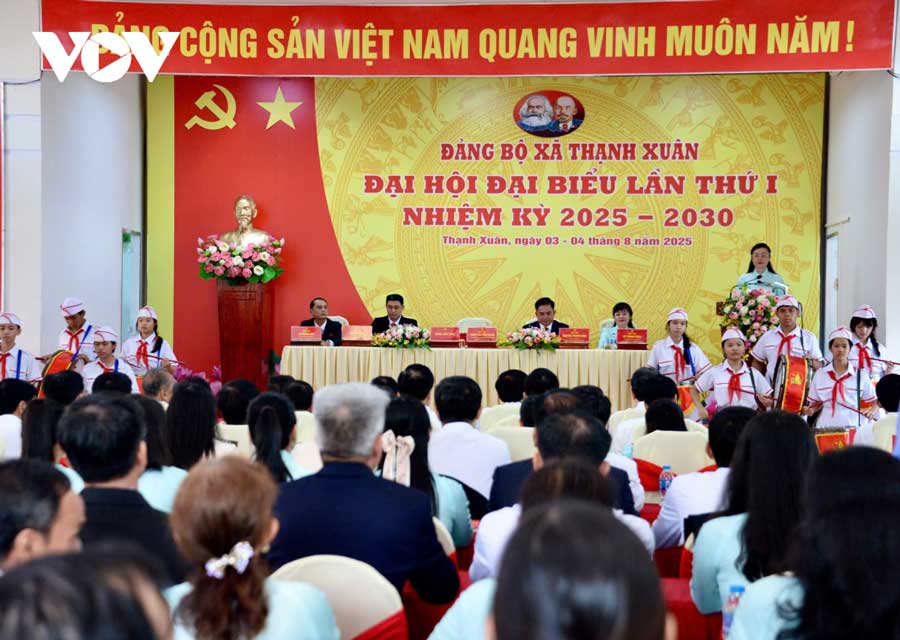 Bí thư Đảng ủy xã Thạnh Xuân Phạm Thị Thùy Dung phát biểu tại Đại hội