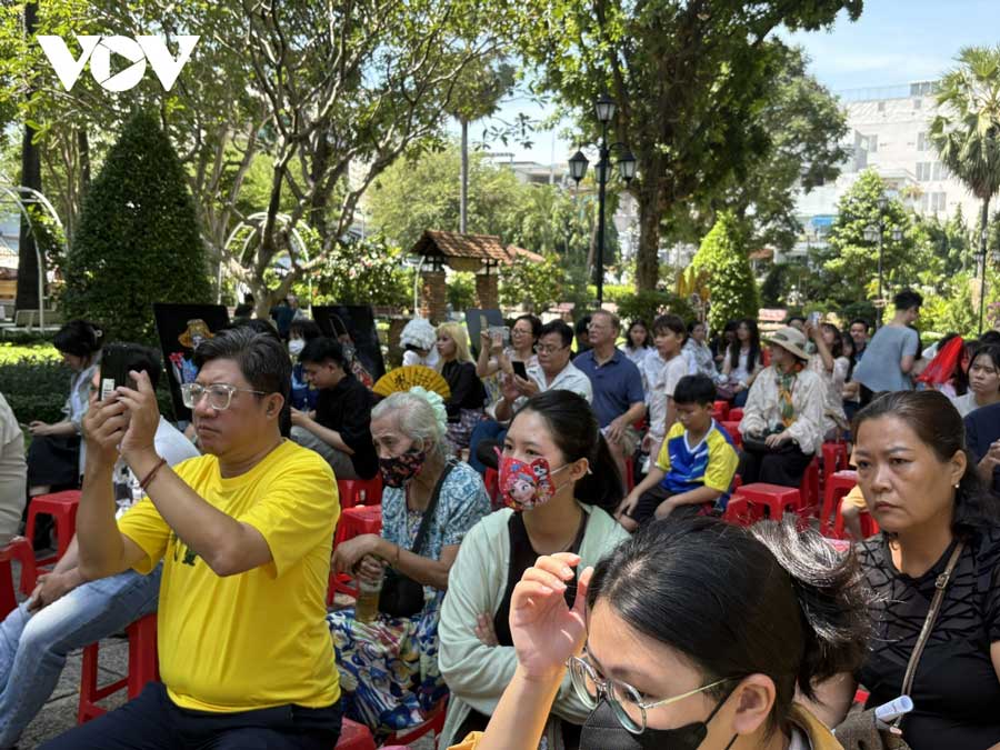 Nhiều khán giả ở nhiều độ tuổi khác nhau đến xem từ đầu đến cuối chương trình