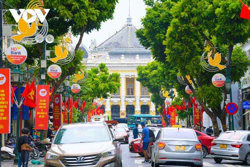Những ngày này, các tuyến đường trên địa bàn thành phố Hà Nội được trang hoàng rực rỡ với cờ Đảng, cờ Tổ quốc, các bảng pano, áp phích và khẩu hiệu chào mừng đại lễ 80 năm Quốc khánh 2/9.
