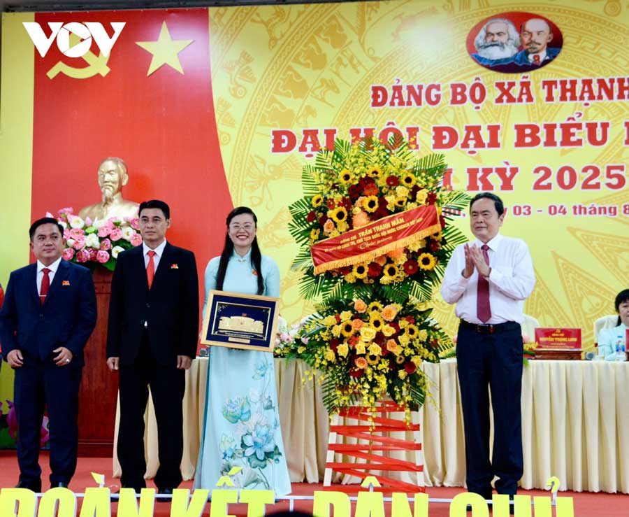 
Chủ tịch Quốc hội Trần Thanh Mẫn chúc mừng Đảng ủy xã Thạnh Xuân
