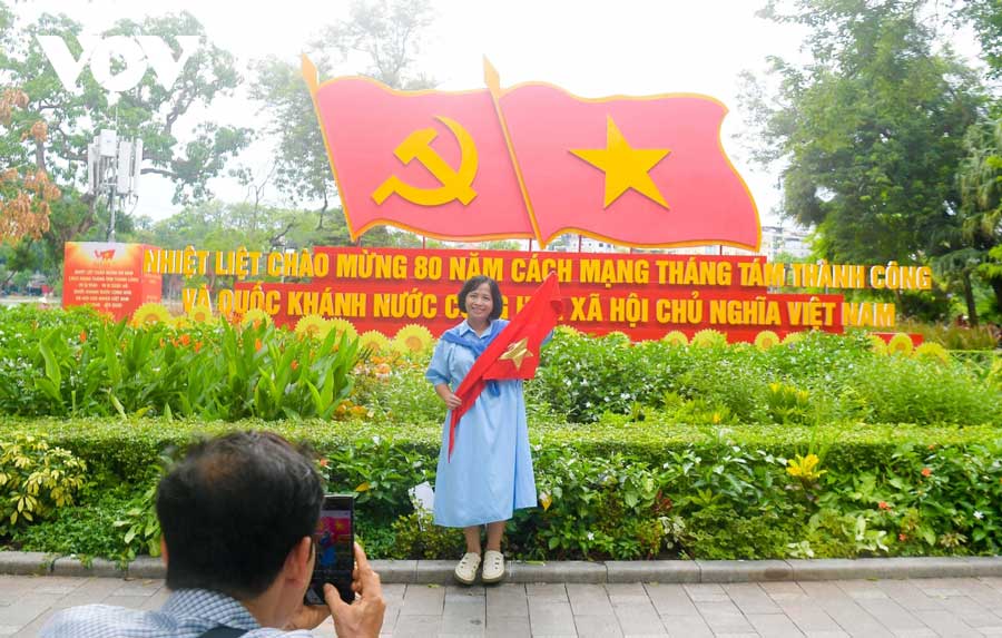 Hình ảnh khiến người dân hân hoan, phấn khởi, khơi dậy niềm tự hào dân tộc và lòng yêu nước, hướng về ngày lễ lớn của đất nước.