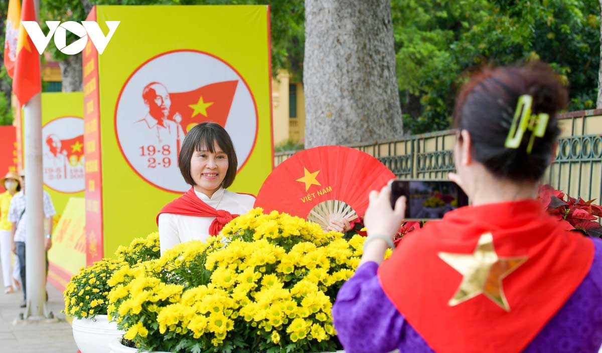 Người dân đổ ra đường check in, lưu lại khoảnh khắc đáng nhớ tại khu vực Lăng Bác.