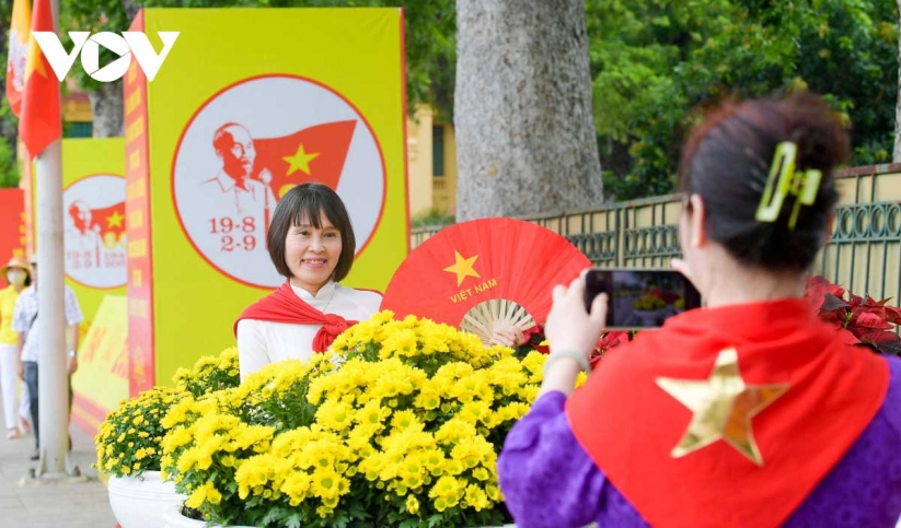 Phố phường Hà Nội trang hoàng rực rỡ mừng 80 năm Cách mạng tháng Tám thành công