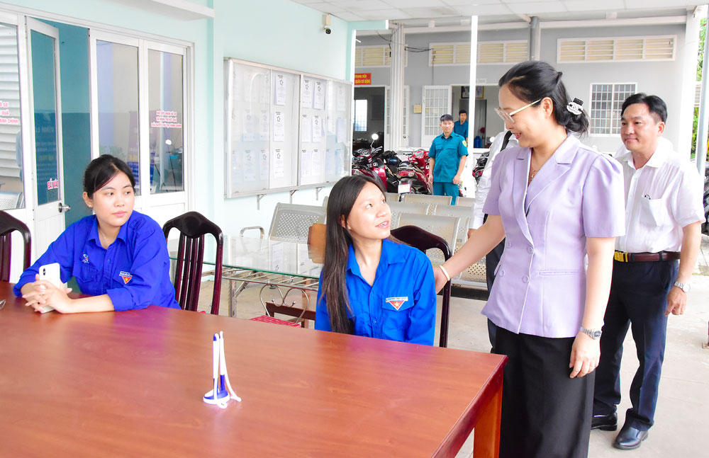 Bà Nguyễn Thị Quyên Thanh- Phó Chủ tịch UBND tỉnh động viên đoàn viên tham gia hỗ trợ giải quyết thủ tục hành chính tại phường Hòa Thuận.