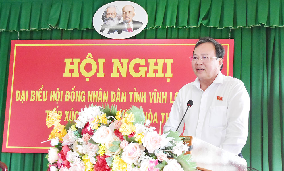 Đồng chí Lê Văn Hẳn- Phó Bí thư Tỉnh ủy, Chủ tịch UBMTTQ Việt Nam tỉnh phát biểu tại buổi tiếp xúc cử tri. 