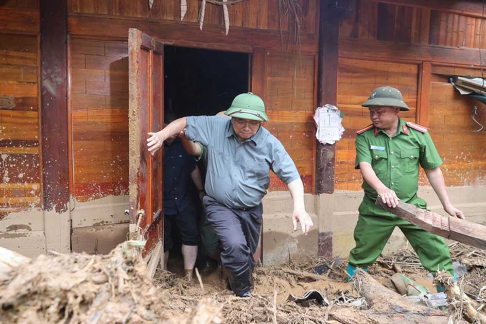 Thủ tướng Phạm Minh Chính tới hiện trường các xã thiệt hại nặng nề do mưa lũ, sạt lở đất tại tỉnh Điện Biên - Ảnh: VGP/Nhật Bắc

