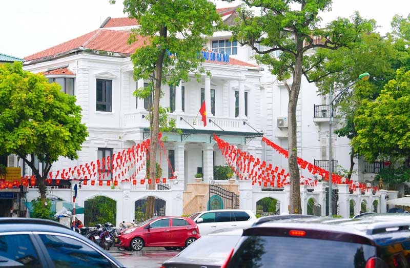 Từ khu vực trung tâm Hoàn Kiếm đến các quận Ba Đình, Hai Bà Trưng, Đống Đa (cũ)…, đâu đâu cũng bắt gặp sắc đỏ – vàng của lá cờ Tổ quốc tung bay trong nắng. Nhiều cơ quan công sở, cho đến nhà dân đồng loạt treo cờ hoa, trang trí mặt tiền, khiến từng con phố trở thành bức tranh rực rỡ sắc màu.