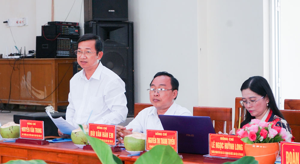 Phó Trưởng Ban Tuyên giáo và Dân vận Tỉnh ủy- Nguyễn Văn Trung phát biểu ý kiến tại cuộc họp.
