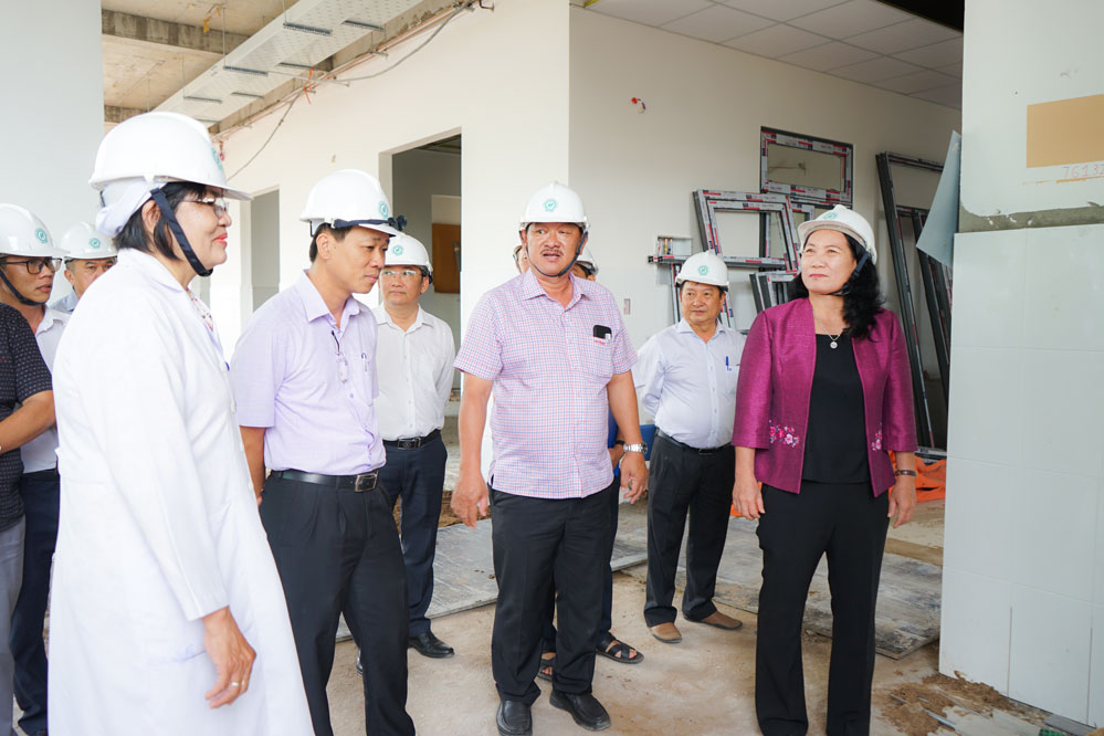 Phó Chủ tịch UBND tỉnh- Nguyễn Thị Bé Mười và đoàn công tác khảo sát tại công trình bệnh viện đa khoa khu vực Ba Tri.