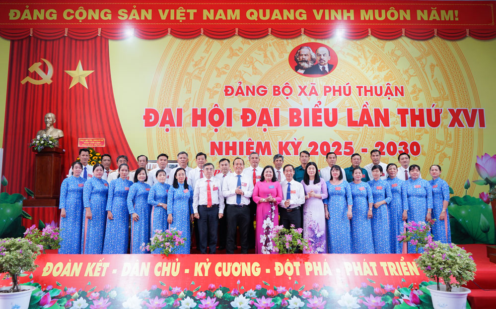 Lãnh đạo tỉnh chụp ảnh cùng Ban Chấp hành Đảng bộ xã Phú Thuận.
