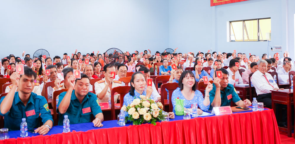 Đại biểu biểu quyết thông qua Nghị quyết Đại hội đại biểu Đảng bộ xã Phú Thuận.