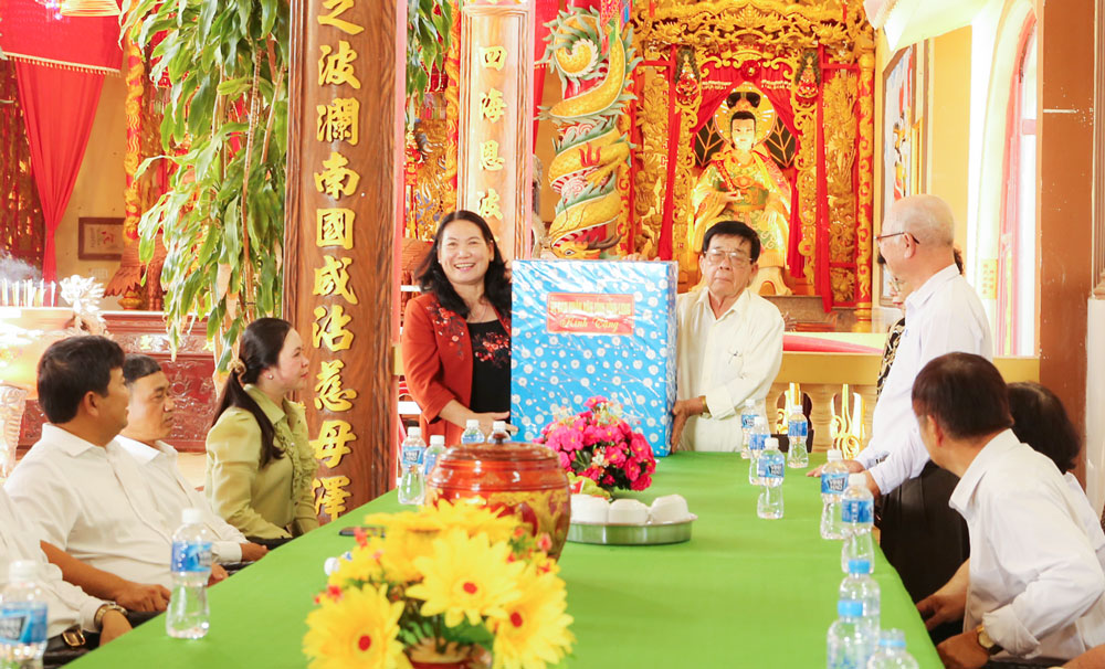 Đồng chí Nguyễn Thị Bé Mười tặng quà Hội Tương tế người Hoa.