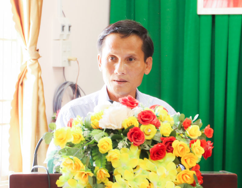  Đồng chí Trần Bé Sáu- Bí thư Đảng ủy xã Hàm Giang báo cáo tại buổi làm việc.