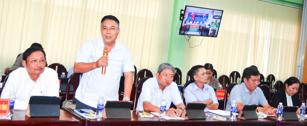 Đại biểu tham gia ý kiến tại điểm cầu Bình Đại.