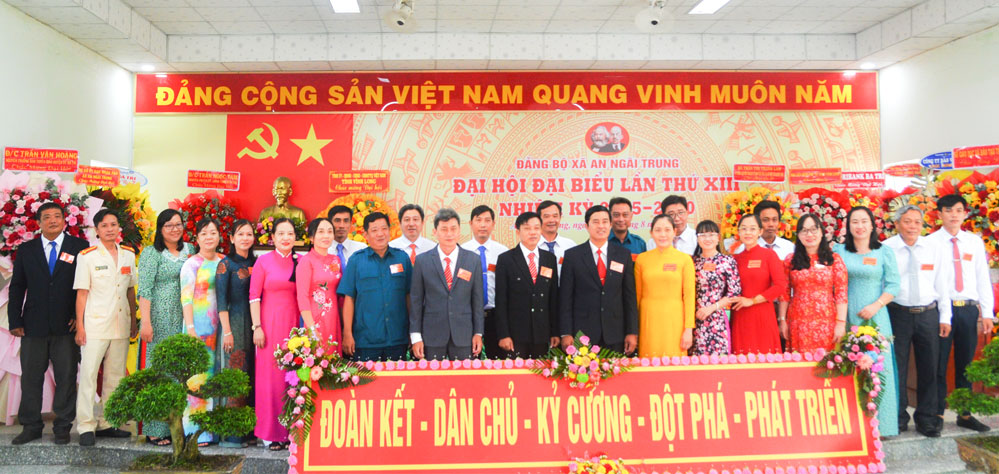 BCH Đảng bộ xã An Ngãi Trung nhiệm kỳ 2025 - 2030 ra mắt đại hội. Ảnh Trần Quốc