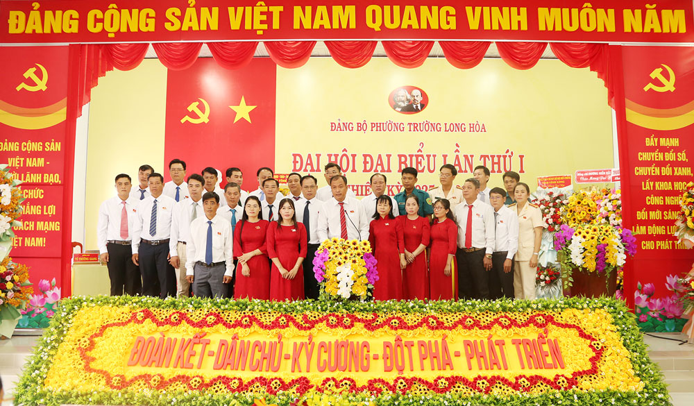 BCH Đảng bộ phường Trường Long Hòa ra mắt, hạ quyết tâm trước đại hội.


