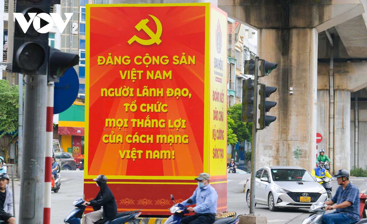 Nhiều pano, áp phích cỡ lớn được dựng lên ở những vị trí nổi bật.