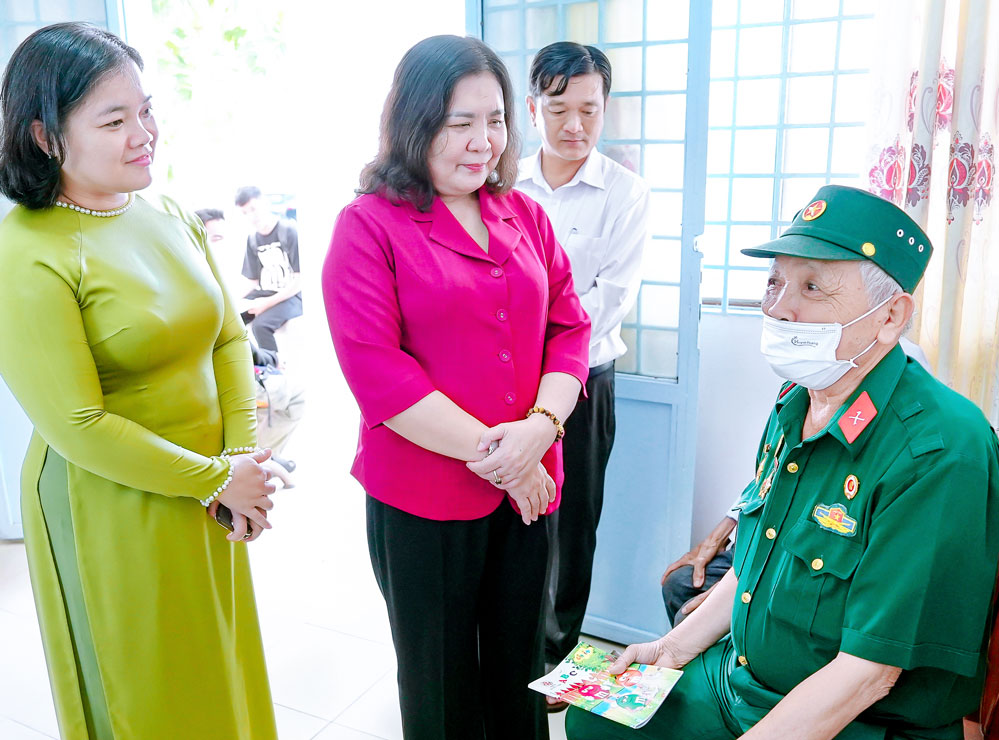 Phó Bí thư Thường trực Tỉnh ủy- Hồ Thị Hoàng Yến thăm hỏi người dân tại Trung tâm Hành chính công xã Nhơn Phú. Ảnh: Tư liệu

