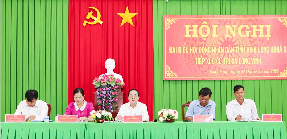 Đại biểu HĐND tỉnh và HĐND xã dự buổi tiếp xúc cử tri xã Long Vĩnh.