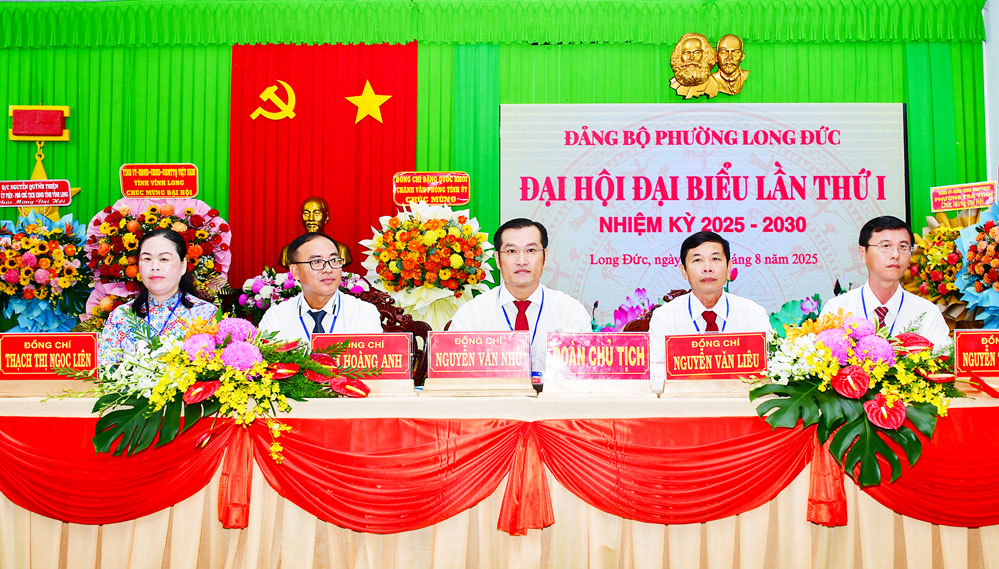 Đoàn Chủ tịch điều hành đại hội.

