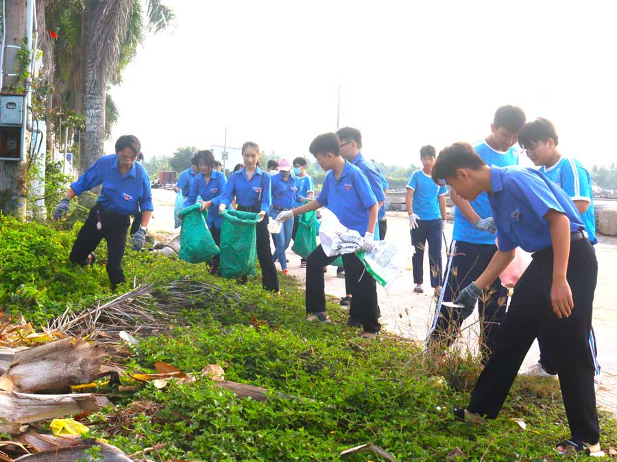 Bạn trẻ hãy từng bước thực hành đức tính khiêm tốn từ những việc nhỏ nhất, như: nhặt rác, giúp đỡ người khác,...