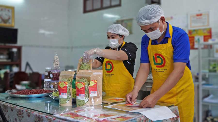 Anh Trần Vĩnh Phú gìn giữ nghề sản xuất mứt truyền thống.