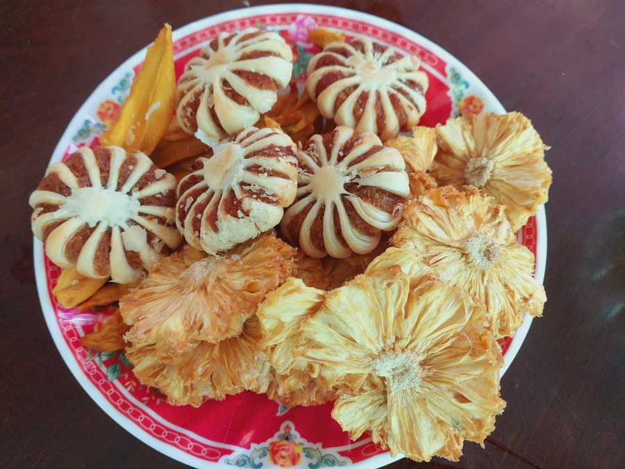 Bánh khóm và khóm sấy là món ăn đặc trưng được người dân ở cồn Tắc Cậu dùng đãi khách phương xa.