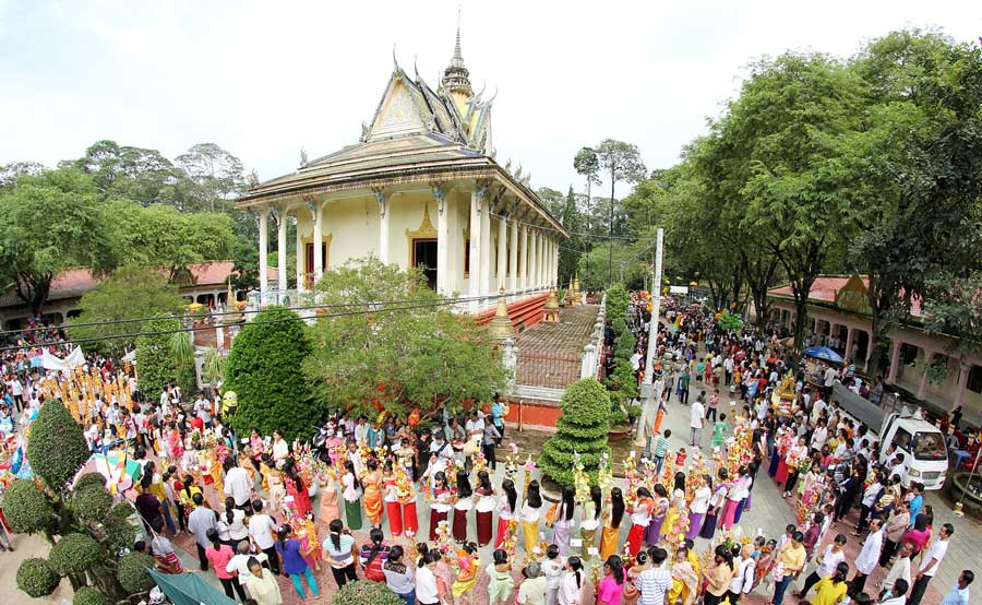 Lễ dâng y tại chùa Kompong Chrây.