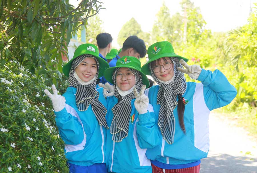 Sống khiêm tốn, chan hòa với mọi người là cách để bạn trẻ trở nên tốt đẹp hơn.Sống khiêm tốn, chan hòa với mọi người là cách để bạn trẻ trở nên tốt đẹp hơn.