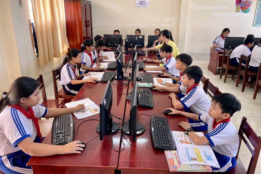 Giáo viên hướng dẫn học sinh tiểu học thực hành trên máy tính lồng ghép các nội dung khoa học- công nghệ trong chương trình học.