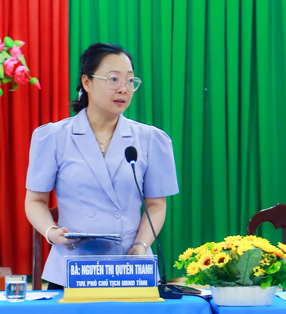 Đồng chí Nguyễn Thị Quyên Thanh- Tỉnh ủy viên, Phó Chủ tịch UBND tỉnh chủ trì buổi làm việc với Đảng ủy, UBND xã An Trường.
