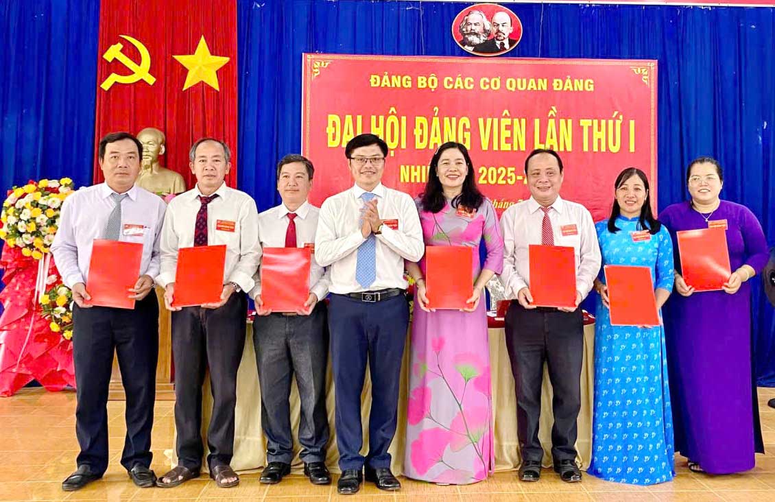 Bí thư Đảng ủy- Trần Dương Thuấn trao Quyết định chỉ định BCH Đảng bộ Các cơ quan Đảng xã Phước Long.