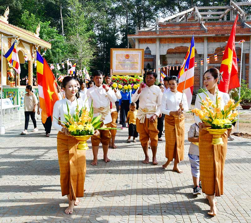 Nghi thức rước bằng xếp hạng di tích cấp tỉnh tại chùa Kompong Chrây.