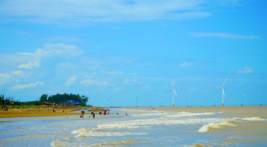 Với lợi thế hơn 130km đường bờ biển, Vĩnh Long có tiềm năng lớn phát triển năng lượng sạch vùng duyên hải phía Nam. Ảnh: KHÁNH DUY