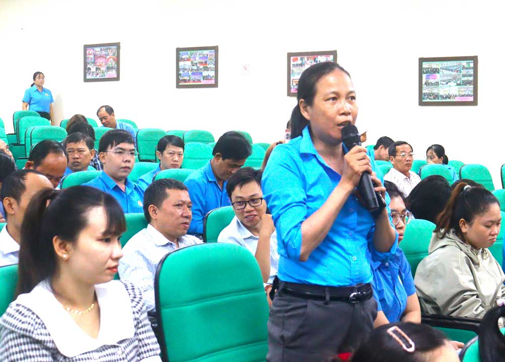 Liên đoàn Lao động tỉnh gặp gỡ, lắng nghe tâm tư, đề xuất của cán bộ công đoàn cơ sở sau khi thực hiện chủ trương sắp xếp tổ chức bộ máy.

