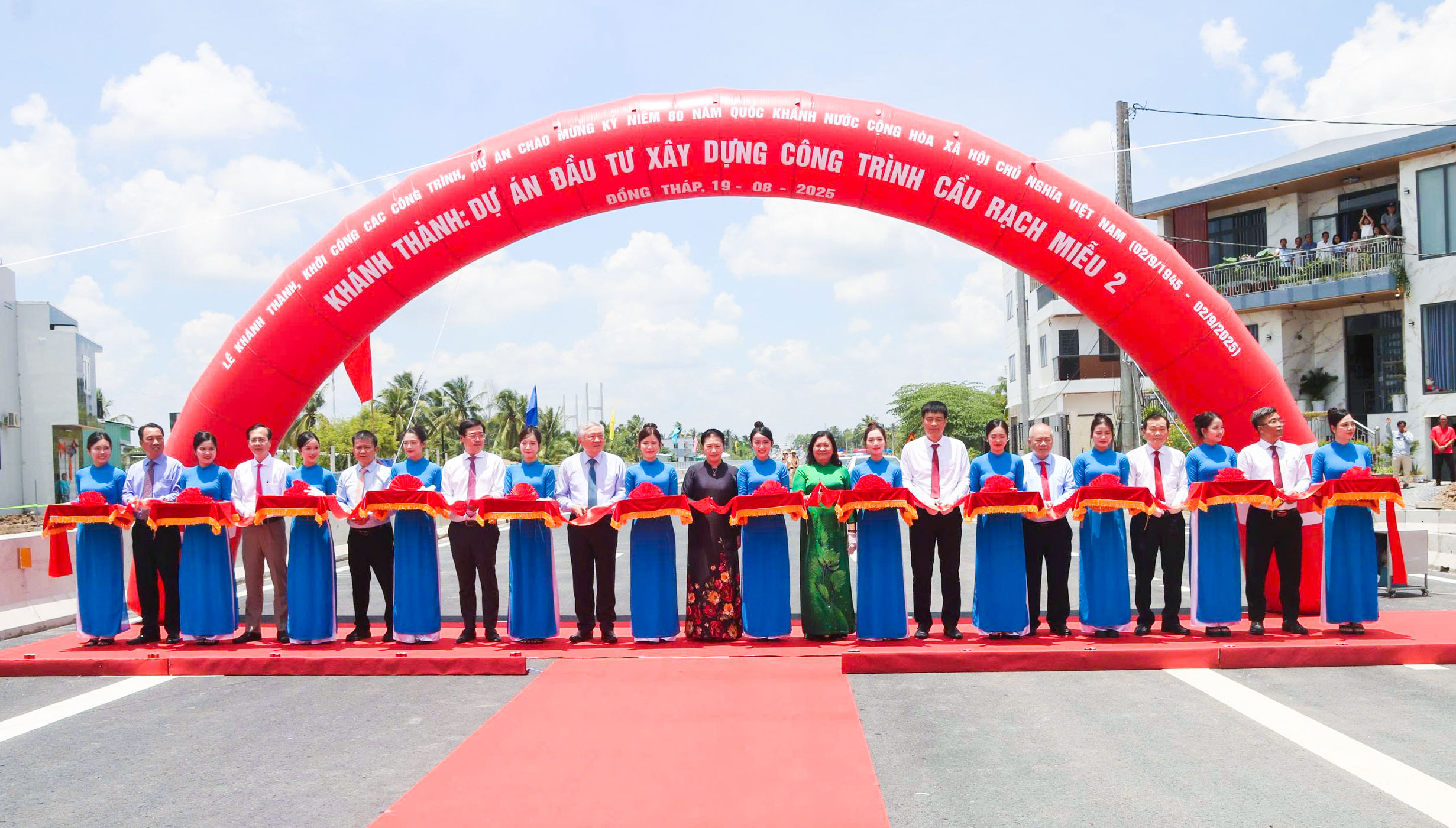 Các đại biểu cắt băng khánh thành dự án cầu Rạch Miễu 2. Ảnh: Thạch Thảo