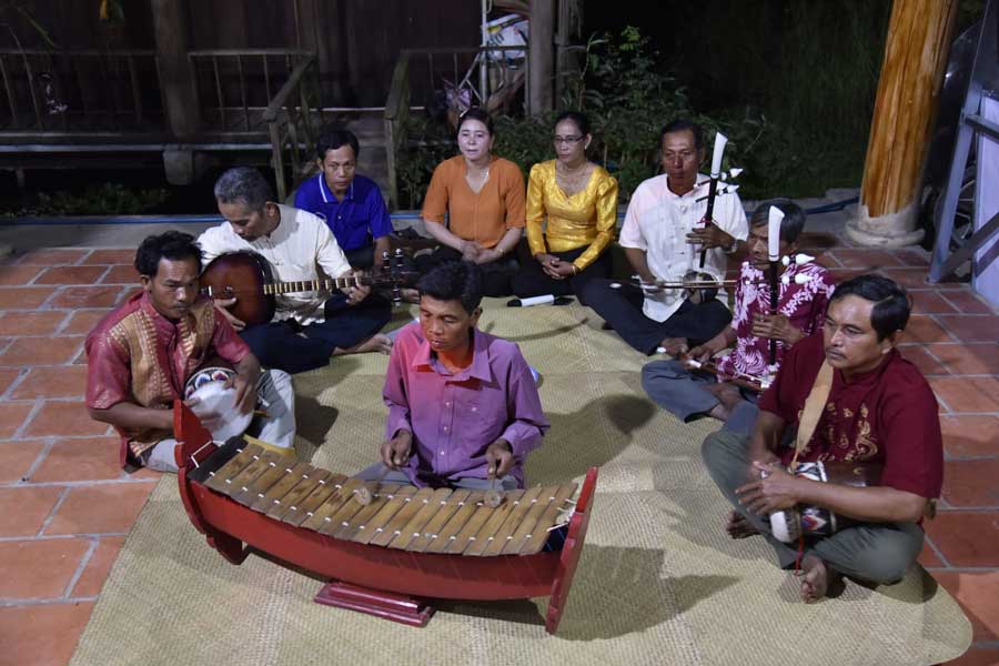 Đội văn nghệ phục vụ âm nhạc dân tộc tại Hội quán Lúa mùa Tư Việt.