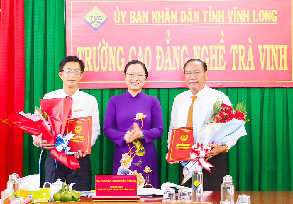 Phó Chủ tịch UBND tỉnh- Nguyễn Thị Quyên Thanh trao quyết định bổ nhiệm đối với TS. Nguyễn Chính (bên phải) và Ths. Nguyễn Thanh Tùng.