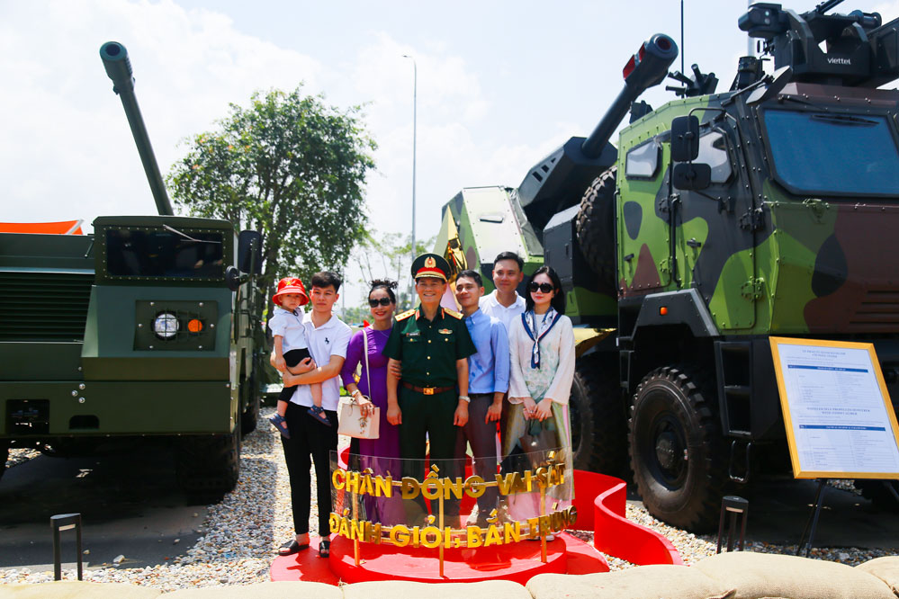 Thượng tướng Phạm Trường Sơn- Phó Tổng Tham mưu trưởng Quân đội nhân dân Việt Nam chụp ảnh lưu niệm với khách tham quan triển lãm.