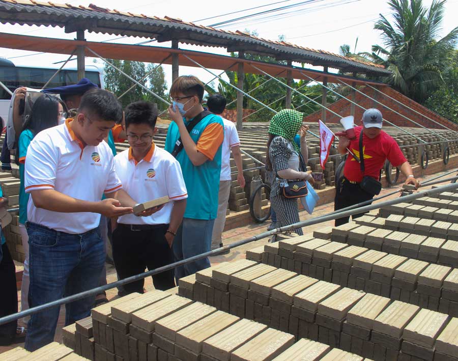 Nhiều đoàn khách, các trường học đưa học sinh, sinh viên về làng gạch gốm tìm hiểu, học tập. 