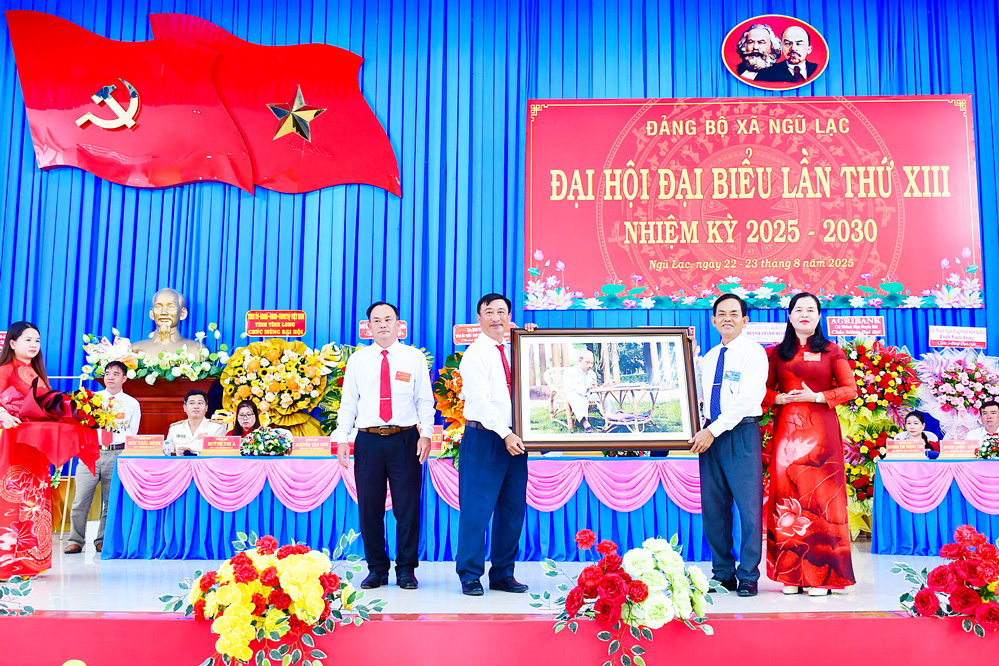 Đồng chí Nguyễn Văn Dũng- Tỉnh ủy viên, Phó Chủ tịch Ủy ban MTTQ Việt Nam tỉnh, kiêm Chủ tịch Hội Nông dân tỉnh (thứ 2 bên phải) tặng bức chân dung Chủ tịch Hồ Chí Minh cho đại hội. Ảnh: Bá Thi