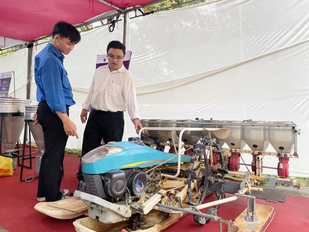 Các sản phẩm khoa học- công nghệ được triển lãm tại Diễn đàn “Đổi mới sáng tạo khu vực ĐBSCL: Những nhà sáng chế từ thực tiễn” do Trường ĐH Trà Vinh tổ chức.