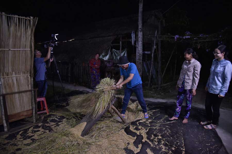 Du khách hàng hứng trải nghiệp đập lúa đêm trăng. khép lại hành trình tour du lịch 1 ngày Châu Thành - Tắc Cậu.