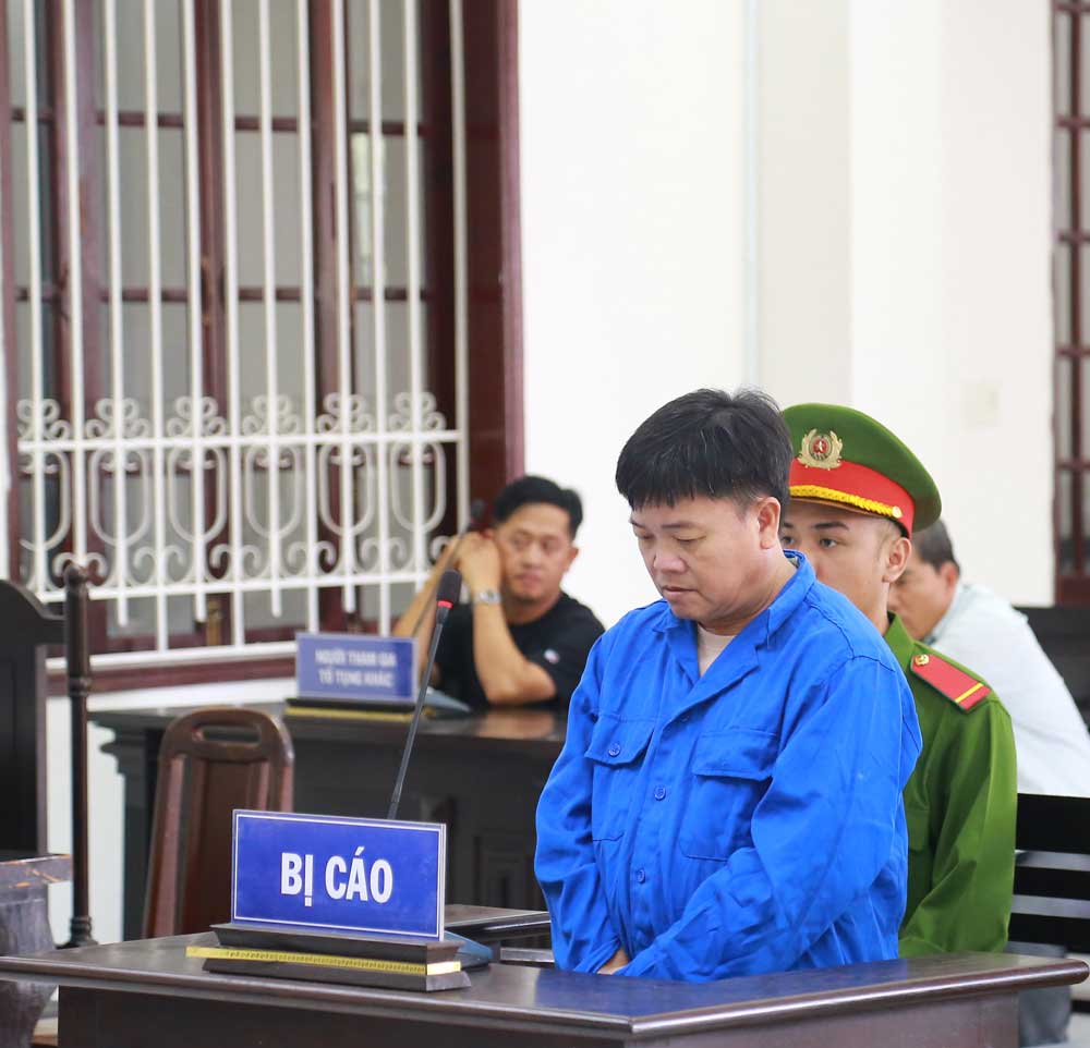 Đặng Thành Nhơn nghe HĐXX tuyên án.