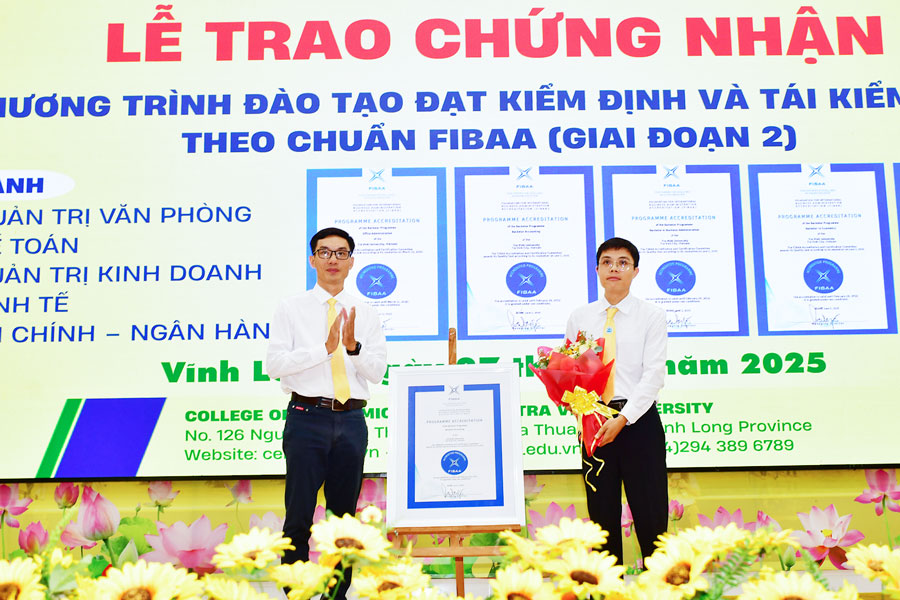 PGS.TS. Diệp Thanh Tùng- Phó Hiệu trưởng Trường ĐH Trà Vinh trao chứng nhận kiểm định tiêu chuẩn quốc tế FIBAA cho các ngành.