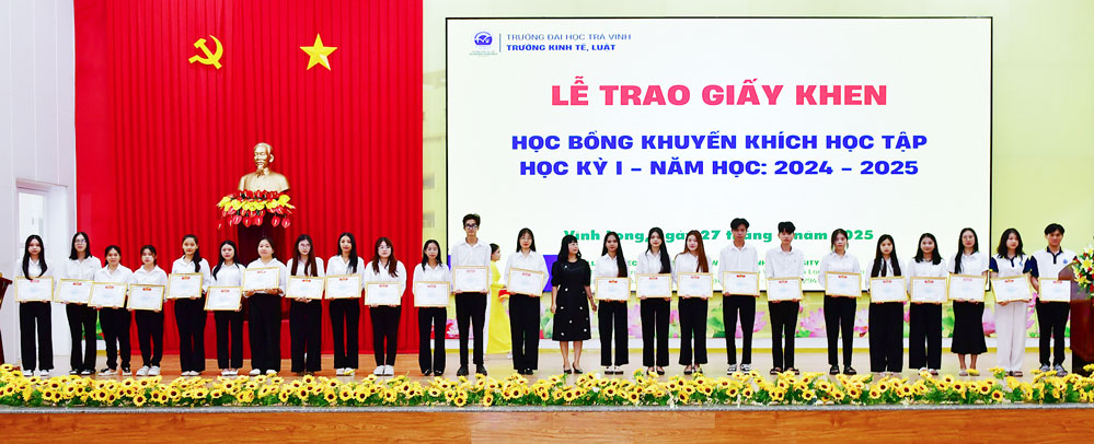 Học kỳ 1 (đợt 1) năm học 2024 - 2025, Trường CEL có 151 sinh viên nhận học bổng với tổng trị giá trên 1,4 tỷ đồng.