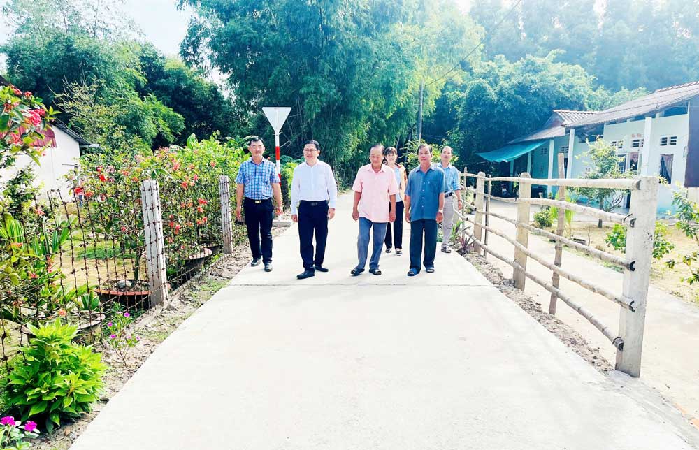 Người dân vui mừng khi tuyến Hẻm 368 (Khóm 5) được mở rộng, khang trang.